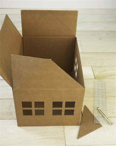 La pared exterior de la izquierda de la casa será una pieza de cartón que será la pared de la planta baja. How to Make a Cardboard Cat Playhouse | Martha Stewart