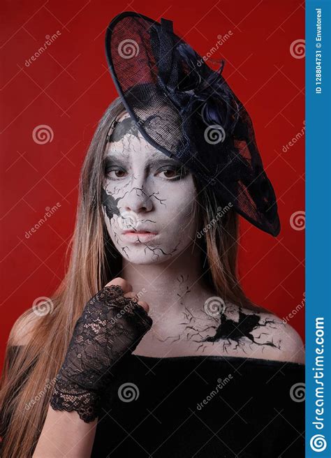 一个女孩的画象有构成的仿照万圣夜样式 黑镇压在女性面孔和身体被绘 图象o 库存图片 图片 包括有 服装 守护程序 128804731