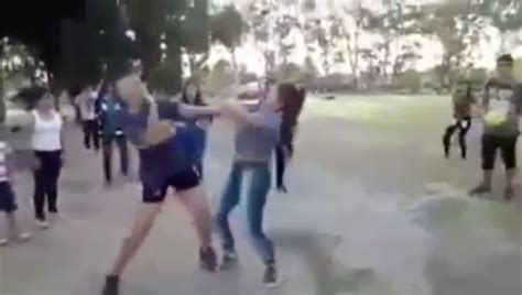 Teenage Girls Throw Heavy Punches In Violent Catfight Just To Win Fizzy
