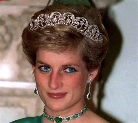 Diana Gleams In Emerald Diana Prenses Diana Prenses
