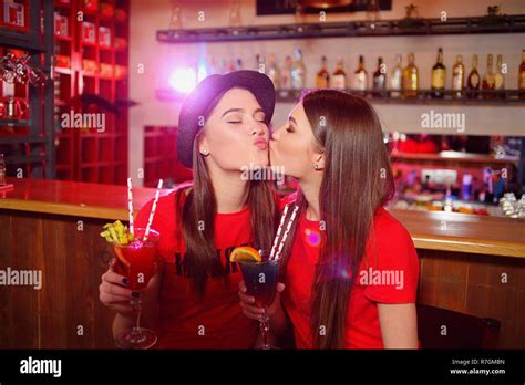 Zwei Jungen Lesbischen Mädchen Küssen In Einem Club Party Stockfotografie Alamy