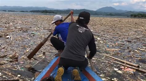 Lautan Sampah Waduk Jatigede Akan Dibersihkan Pemkab Sumedang Kerja