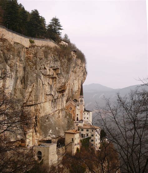 Origen del santuario de madonna della corona. Madonna Della Corona: El santuario que parece suspendido ...