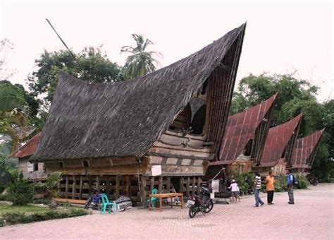 Kebakaran rumah adat batak dan hancur nya beberapa rumah&ruko. Inilah 10 Rumah Adat Sumatera Utara dari Berbagai Suku ...