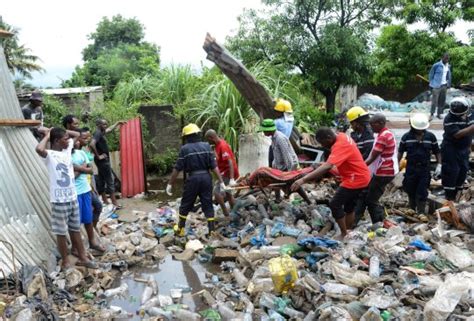 collapse of huge rubbish mound in maputo mozambique kills 17 people metro news