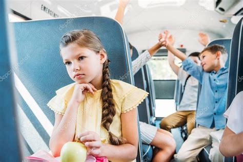 Triste Colegiala Montado En El Autobús Escolar Mientras Sus Compañeros