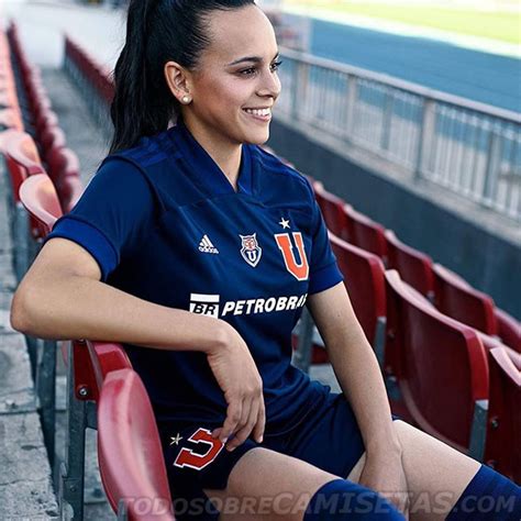 Este martes el elenco azul dio a conocer su nueva indumentaria, y lo el club universidad de chile ya piensa en el 2020 para dejar atrás el paupérrimo rendimiento que tuvo en el campeonato nacional recién pasado. Camiseta adidas U de Chile 2020 - Todo Sobre Camisetas