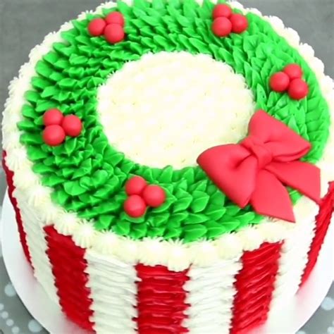 That is why a stunning decoration is a significant aspect of almost any christmas cake. Credit: @cakesstepbystep #christmascupcakesdecoration in ...