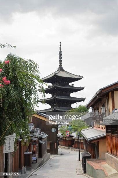 Yasaka Dori Photos And Premium High Res Pictures Getty Images