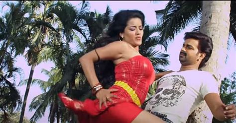 Bhojpuri SEXY Video Monalisa Flaunts Her Cleavage Shows Off BOLD Moves In Jag Hai Pa Jata Song