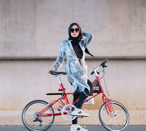 6 Ootd Hijab Untuk Bersepeda Ala Ibu Muda Pakai Tas Ratusan Juta