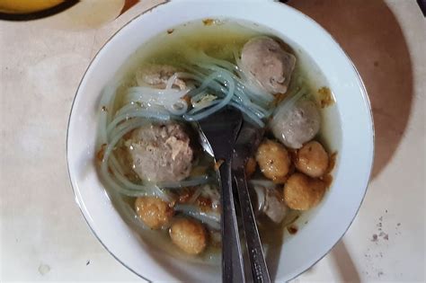 Isi dari bakso rudal terdiri dari telur serta daging cincang. Bakso Pak Sabar, Gubeng, Surabaya - Lengkap: Menu terbaru, jam buka & no telepon, alamat dengan peta