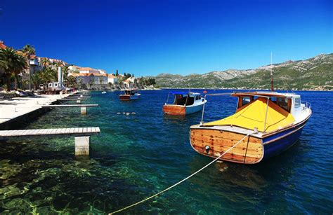 Chorwacja to przede wszystkim długie wybrzeże (prawie 2 tysiące kilometrów plaż!) oraz tysiące wysp i wysepek główne kierunki wycieczek do chorwacji. Zdjęcia: Korčula, Południowa Dalmacja, Łódki, CHORWACJA
