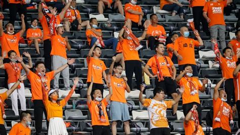 Transfers von wh fc pro saison: Emotiva reacción de la afición del Wuhan FC al regresar al ...