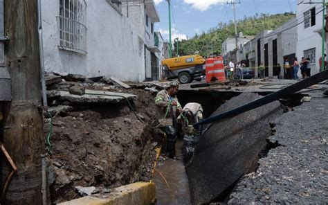 La Calle Se Volvi Un R O Fuga De Agua Masiva Provoca Socav N En La