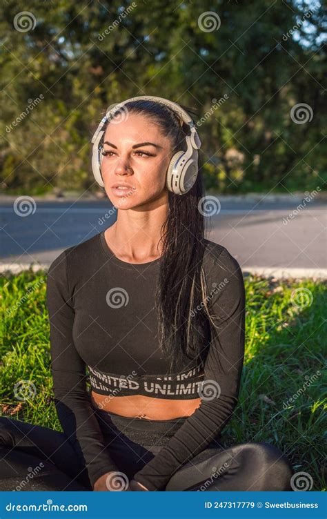 Nice Sporty Girl Listening To Music With Her Headphones Stock Image Image Of Relaxation Sound