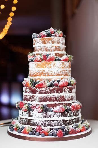 Naked Cake Hochzeitstorte Mit Beeren Und Blumen Vierstöckig Berry Wedding Cake Wedding Cake