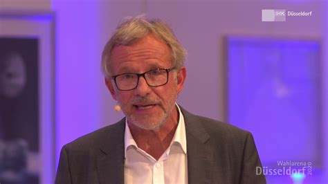 Mehrere menschen warten kurz vor der abstimmung auf briefwahlunterlagen. Kommunalwahl 2020 - Wahlarena Düsseldorf - YouTube