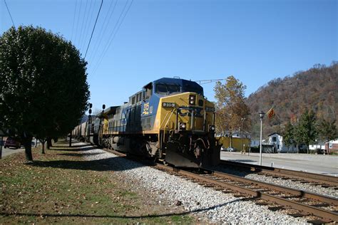 Montgomery Wv Csx Engine 315 Leads A Eastbound Train Thro Flickr