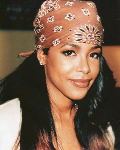 Aaliyah Headshot Wearing A Bandana Photo 2032 X 2540 Cm Amazon