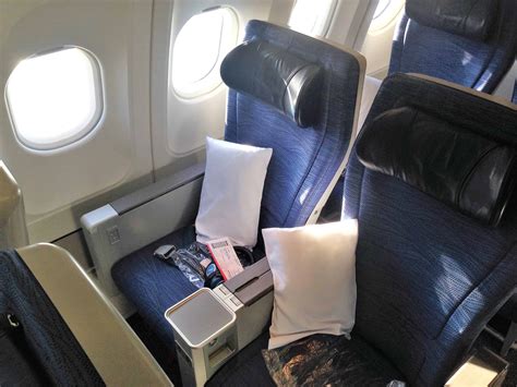 Premium economy gives you many of the perks that business class has at a fraction of the price. Bewertung: Air Canada Premium Economy Class Airbus A330 ...