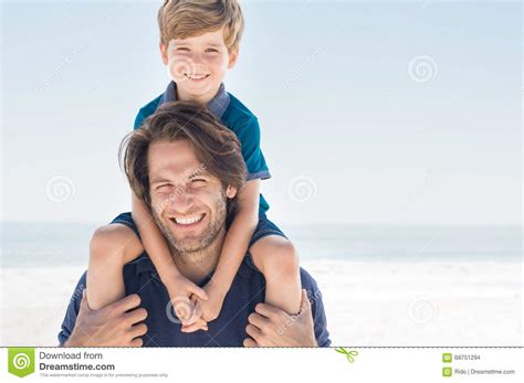 父亲和儿子 库存照片 图片 包括有 肩扛 父项 年轻 愉快 使用 微笑 人们 男朋友 假期 68751294