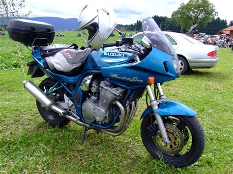 600 ccm (36.61 cubic inches). Suzuki Bandit 600S - Wikipédia, a enciclopédia livre