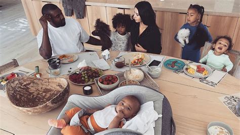 Baby Psalm schaut zu: Frühstück bei den Kardashian-Wests