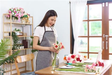 Premium Photo Florist Concept Female Florist Arranging Colorful