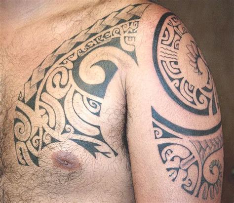 Tatouage Polynesien Maori Armure Sur Pectoraux Haut Epaule Bras Homme Armor Tattoo Tatouage