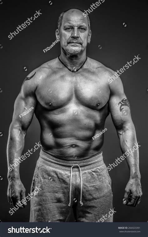 343件のNaked older manの写真素材画像写真 Shutterstock