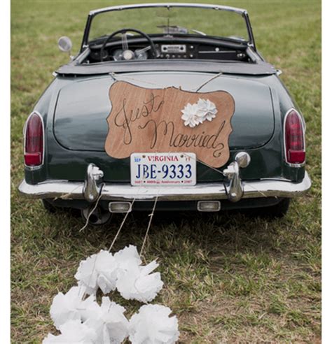 decoraciones originales para el coche de los novios foto this modern romance wedding on a