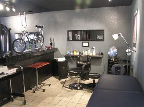 The scratcher is an untrained tattooist who may be artistically gifted but rarely bothers sterilizing his instruments. studio | Estúdio de tatuagem, Decoração de estúdio, Decoração