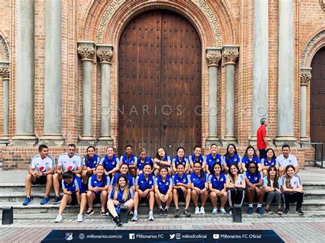 Millonarias inflexiones de se usa el artículo masculino (el, un) o femenino (la, una) según el caso. Ellas son Las EMBAJADORAS, el equipo femenino de ...