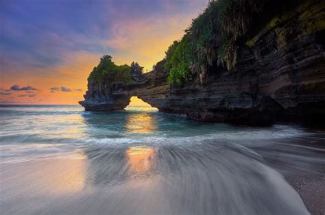 Pantai Batu Bolong Jelajahi Indonesia