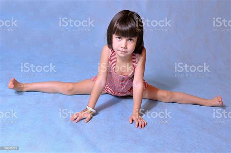 Kleine Mädchen Machen Den Spagat Stockfoto Und Mehr Bilder Von 4 5