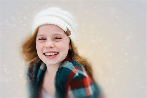 무료 이미지 눈 겨울 소녀 사진술 초상화 어린이 표정 미소 장난 피부 사진 촬영 인물 사진 웃는 1920x1280 1172043 무료