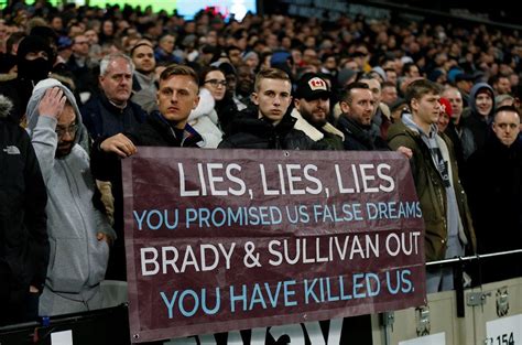 This video is provided and hosted by a 3rd. West Ham United: stadionverbod om t-shirt met anti-bestuur ...
