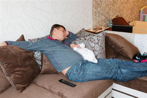 Padre E Hijo Bebé Dormir Cansado En El Sofá Foto De Archivo Imagen De