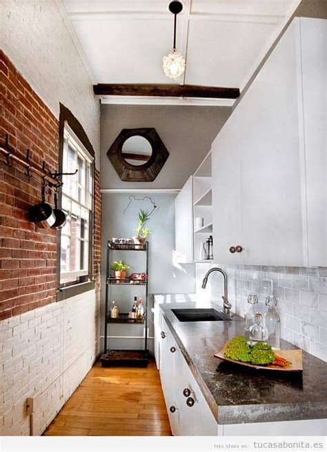 En este caso es una gran idea colocar repisas altas. Cocinas pequeñas bonitas - Tu casa Bonita