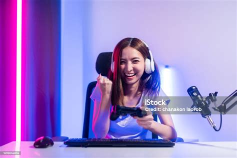 Gamer Profesional Wanita Cantik Asia Muda Duduk Di Kursi Dengan