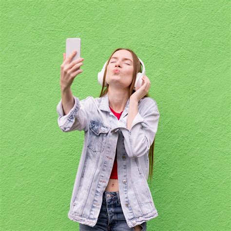 Mujer Feliz Tomando Un Selfie Foto Gratis
