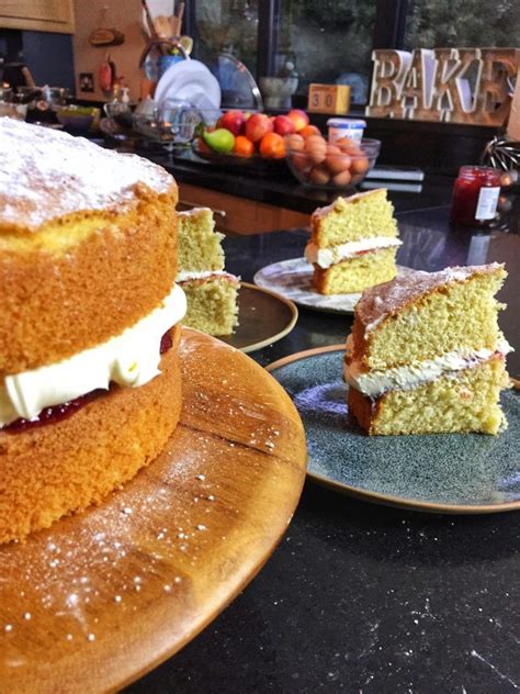 This is an absolutely delicious sponge cake flavoured with cardamom and rose and finished with pistachio cream cheese icing. Best Sponge cake! - Chetna Makan | British bake off, Food ...