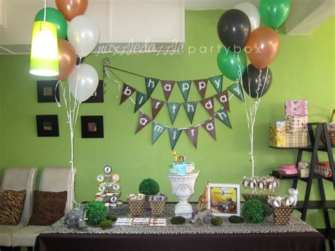 I especially love the cute penguin cupcake. Razzle Dazzle Party Box: Theme Birthday Party: Safari ...
