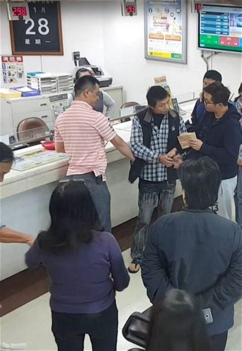 頂級信用卡年費高，但是享有的服務也多，包含機場貴賓室、機場接送、道路救援等等免費優惠，money101.com.tw 彙整 22 家銀行、47 張頂級卡最新資料，包含討論聲量. 存摺出借淪詐騙人頭帳戶 臨時工遭強押提領犯罪所得 - 社會 - 中時