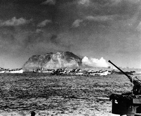 80 G 304823 Battle For Iwo Jima February March 1945 Heavy Naval