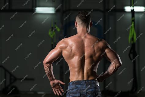 Premium Photo Muscular Body Builder Showing His Back Lat Spread