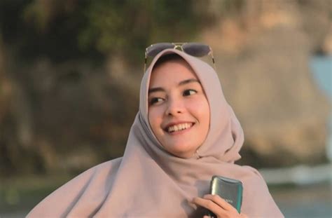 Ootd hijab liburan ke jogja. 7 Potret Liburan Mellya Baskarani Nikmati Panorama ...