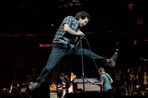 Review Pearl Jams Full Throttle Marathon At Madison Square Garden