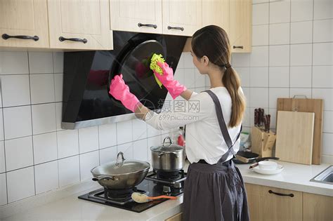 妈妈在新家厨房打扫卫生高清图片下载 正版图片500896874 摄图网